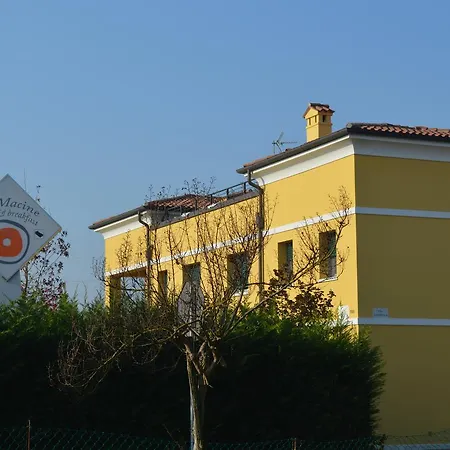 Le Macine Oda ve Kahvaltı 3*
